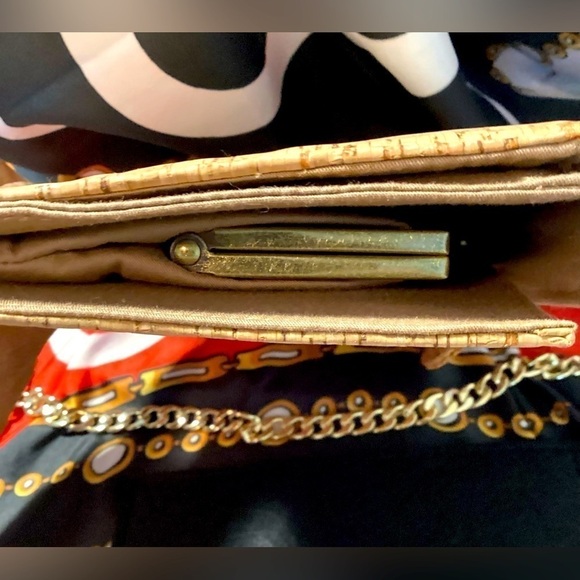 JCREW CORK CLUTCH WITH INSIDE KISS LOCK COIN COMPARTMENT - Picture 5 of 9
